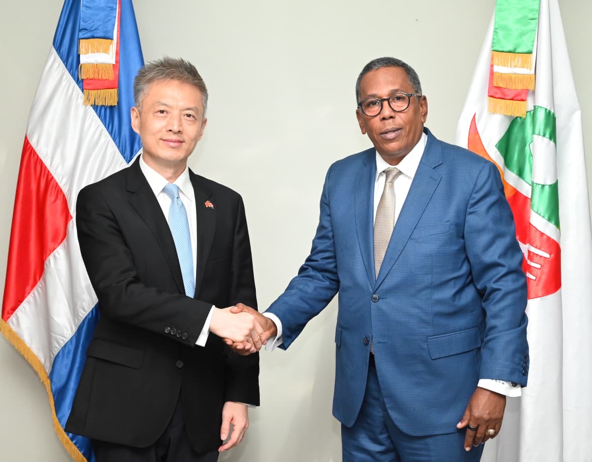 Director general de Comedores Económicos del Estado Dominicano recibe visita de cortesía de embajador de la República Popular China