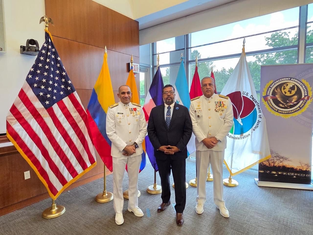 Lee Ballester y Cabrera Ulloa participan como invitados especiales en graduación en academia de la DEA de los EE.UU.