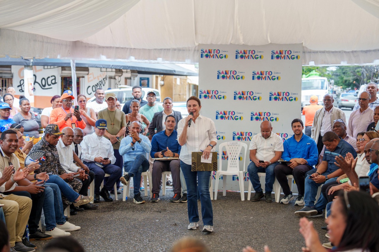 Carolina Mejia lleva soluciones al Ensanche Espaillat
