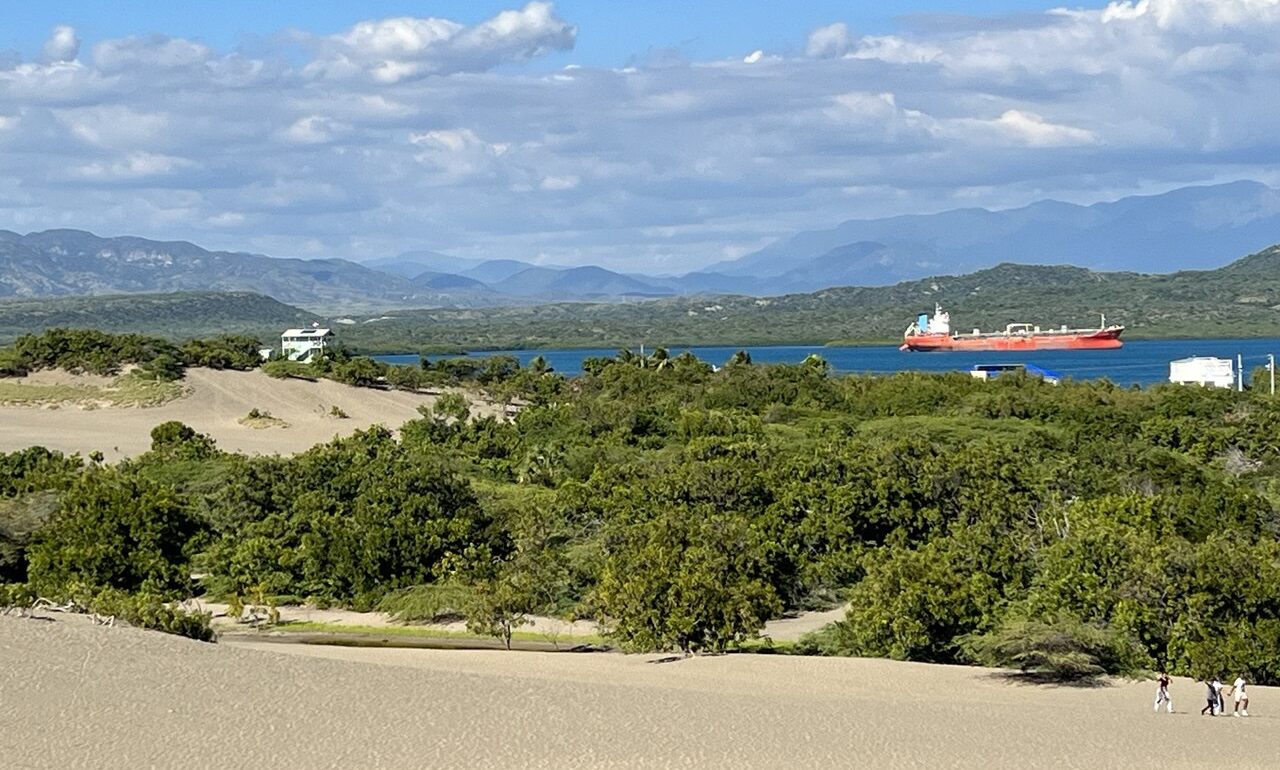 Cielo mayormente soleado con aguaceros locales en la tarde; se levantan alertas meteorológicas