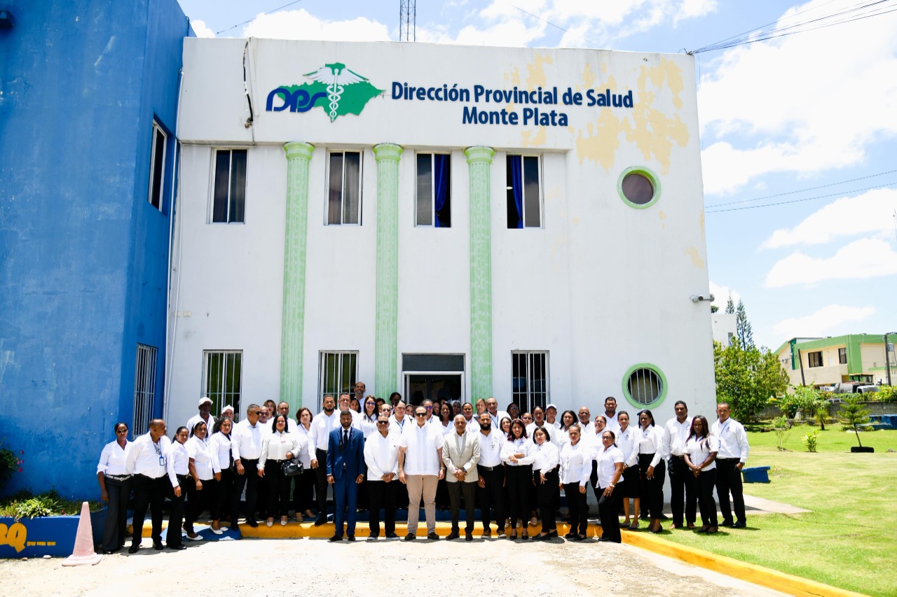 Víctor Atallah reafirma compromiso con la salud en Monte Plata
