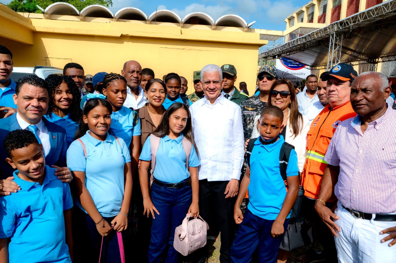 El presidente del Senado, Ricardo de los Santos, encabeza acto de apertura del año escolar 2025-2026 en Sánchez Ramírez