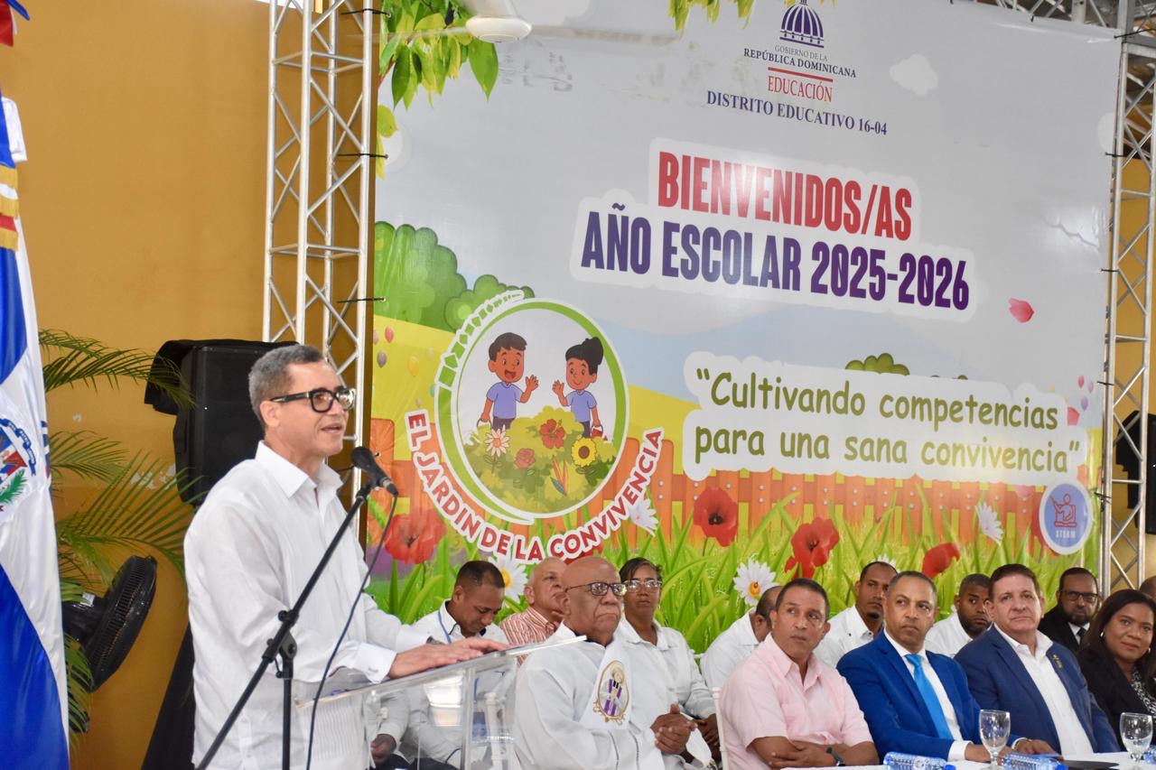 Eddy Olivares encabezó la apertura del año escolar 2025-2026 en Monseñor Nouel