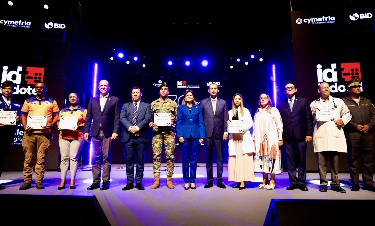 Indotel otorgará 30 mil becas en tecnología; vicepresidenta Raquel Peña encabezó lanzamiento en Santiago