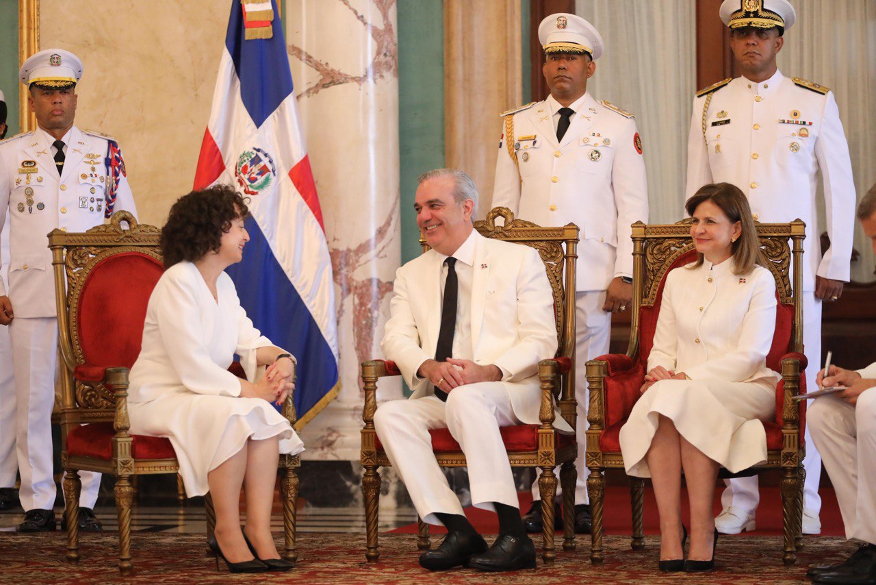 Presidente Abinader recibe cartas credenciales de siete nuevos embajadores en el país