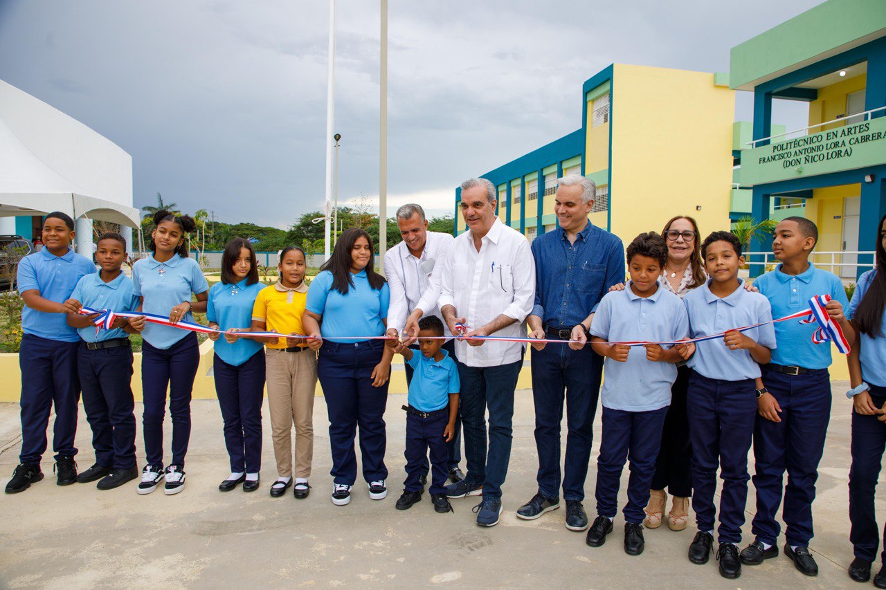 Presidente Abinader inaugura Politécnico en Artes Francisco Antonio Lora Cabrera, con 24 aulas, que beneficiará a 840 estudiantes en Navarrete