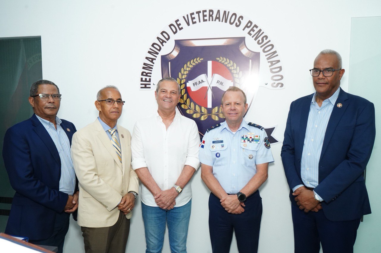 Comandante General de la Fuerza Aérea Visita La Hermandad de Veteranos