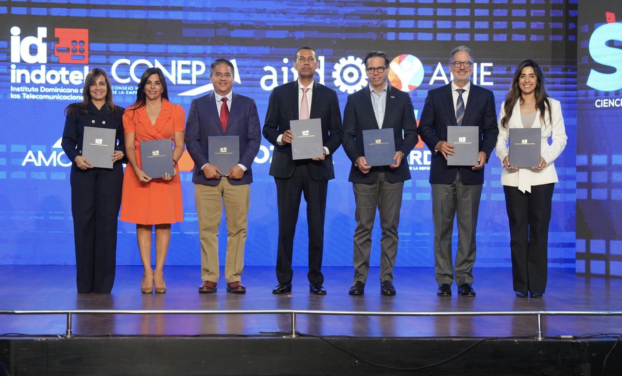 500 estudiantes reciben becas del INDOTEL en premiación STEM