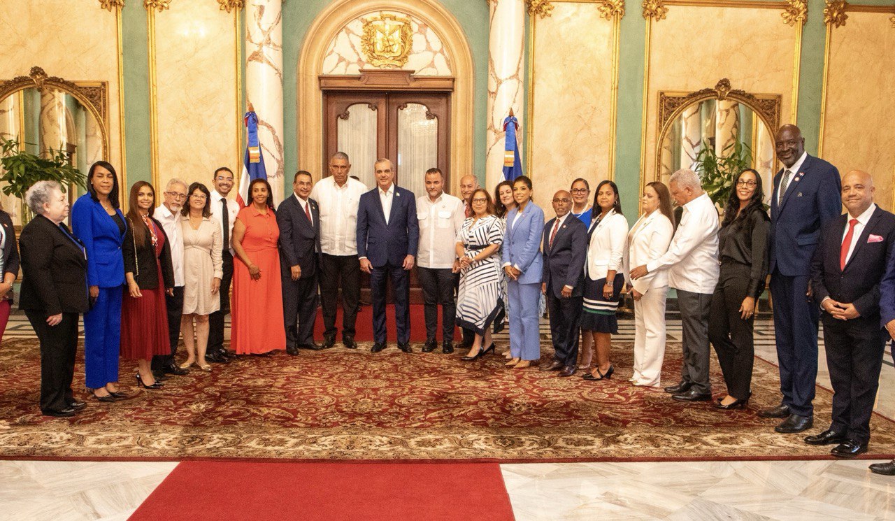 Presidente Abinader recibe a estudiantes meritorios hijos de padres dominicanos en Nueva York