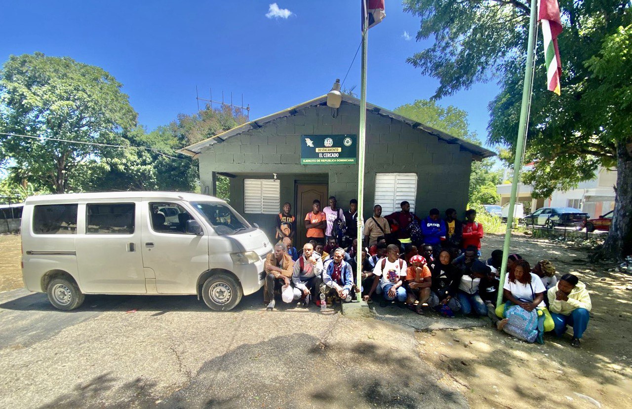 En una zona boscosa de San Juan el Ejército detiene a 42 haitianos en condición migratoria irregular