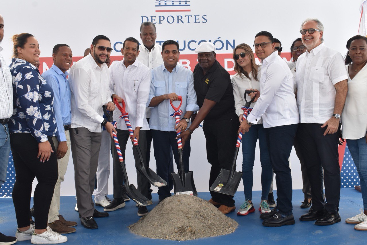 Ministro Kelvin Cruz da primer picazo para la construcción del multiusos del Club 30 de Mayo