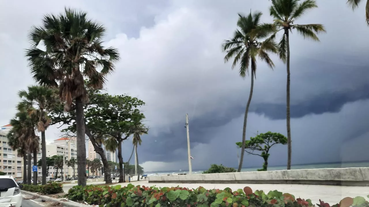 Vaguada provocará aguaceros y tormentas eléctricas esta tarde; mantienen alertas por calor