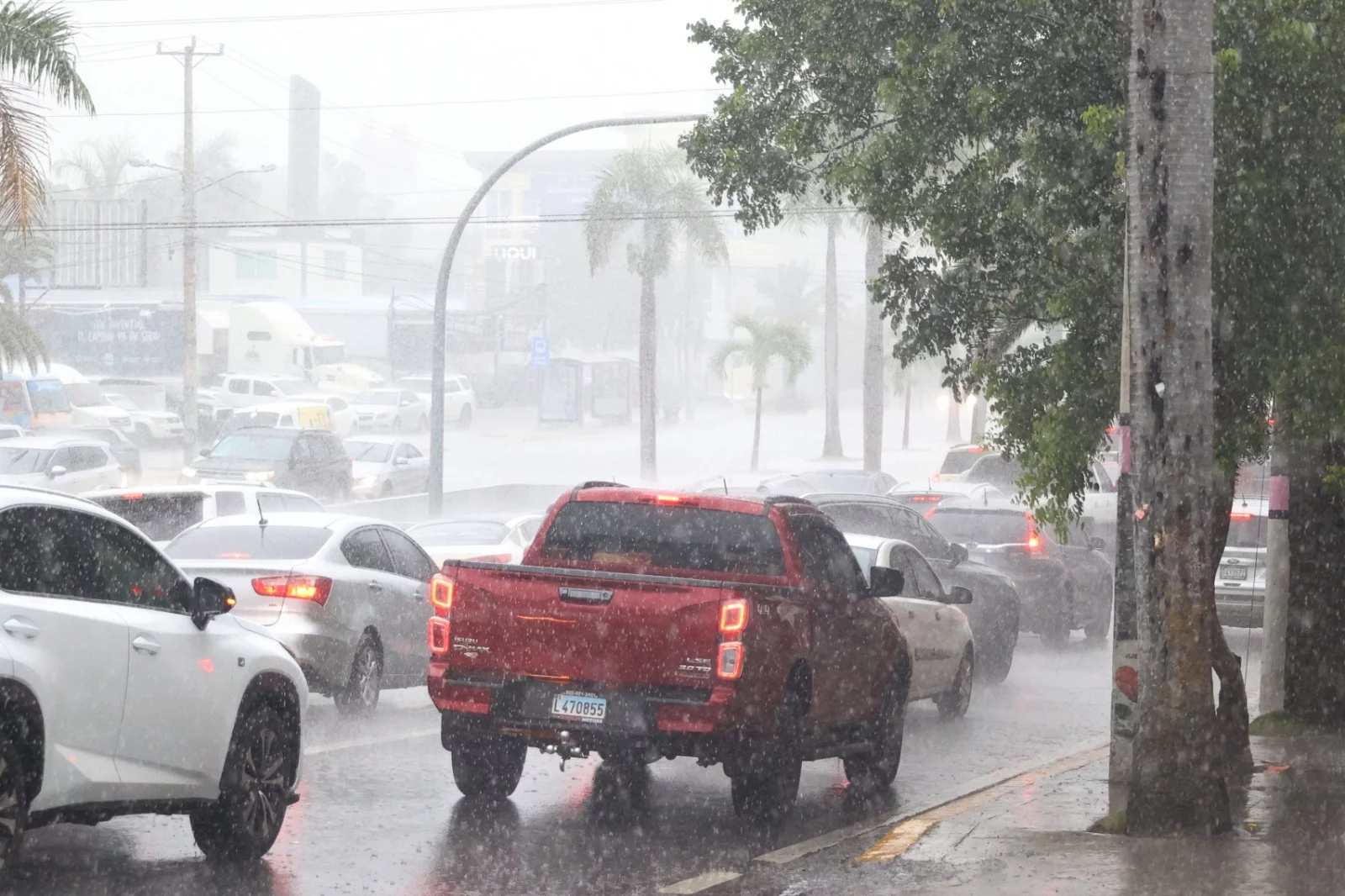 Seguirán los fuertes aguaceros por onda tropical; emiten alertas en varias provincias