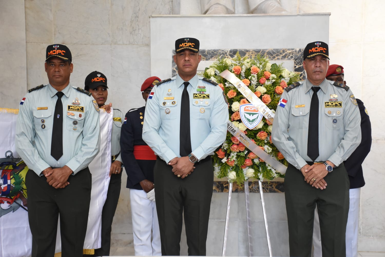 COMIPOL deposita ofrenda floral en honor a los padres de la Patria; reconoce instructores de la primera promoción
