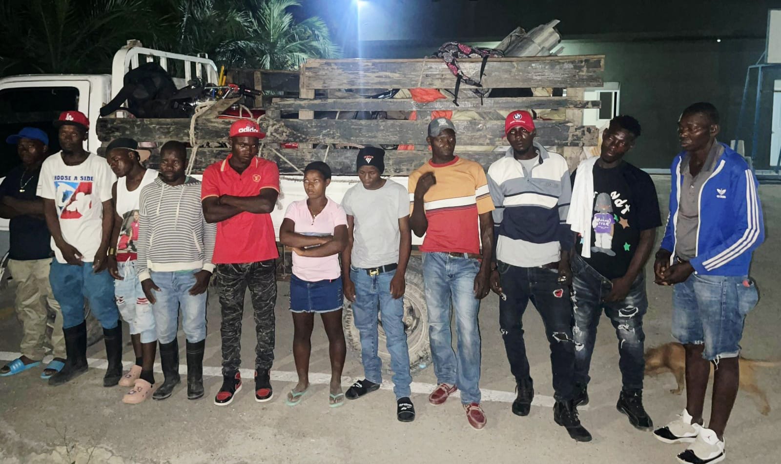 Ejército detiene camión con 11 haitianos indocumentados y una motocicleta en Duvergé
