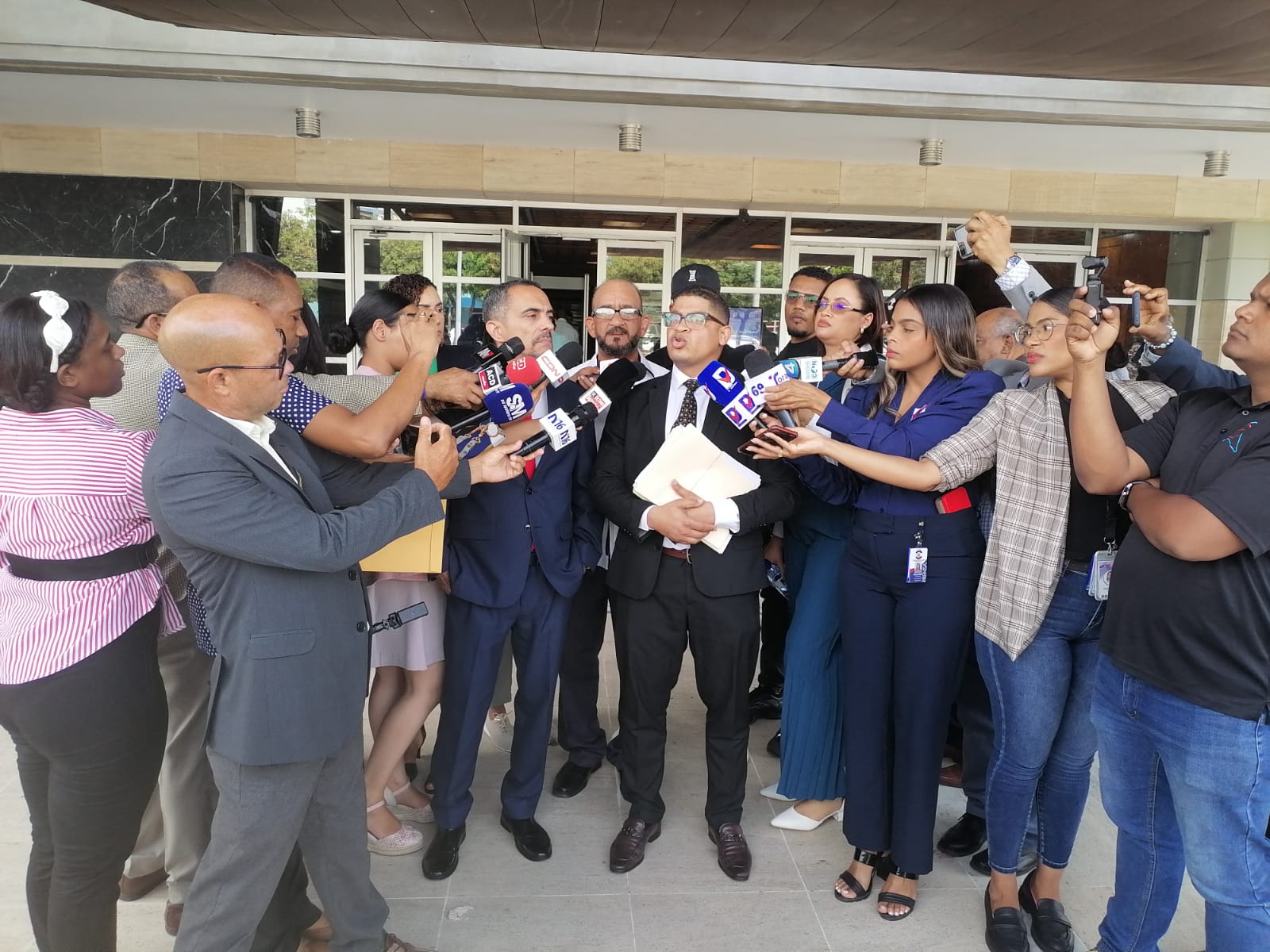 Demandan al Banco Popular por adjudicación irregular de propiedad en villa consuelo