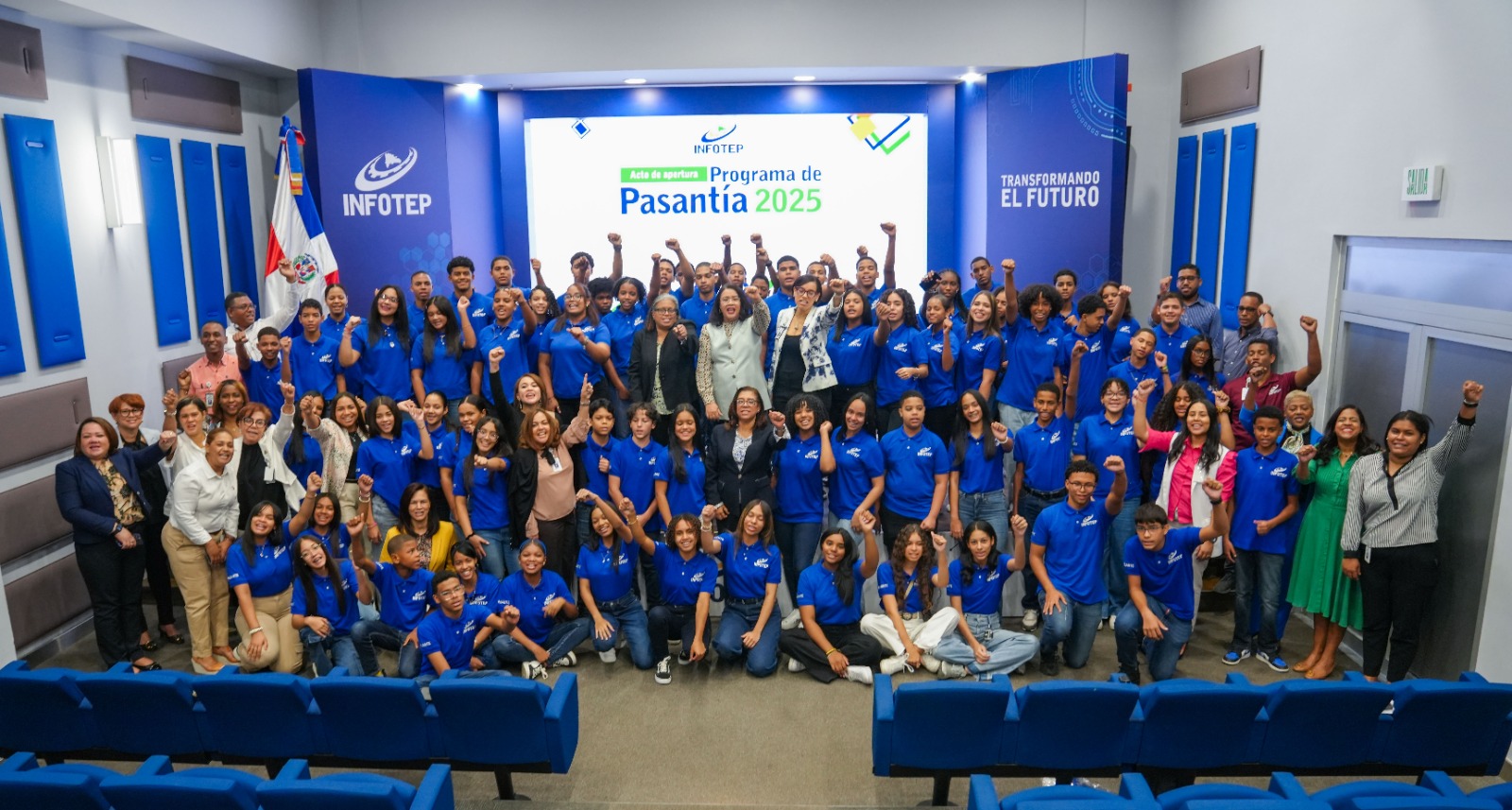 Jóvenes viven su primera experiencia laboral en INFOTEP con pasantía formativa y visitas a centros tecnológicos