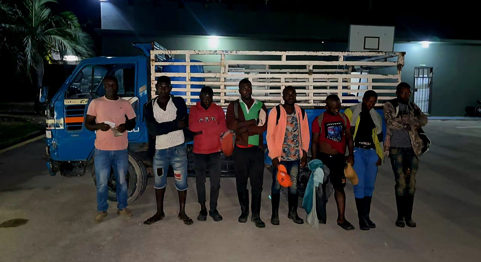 Detienen haitiano con siete conciudadanos indocumentados en un camión en Duvergé