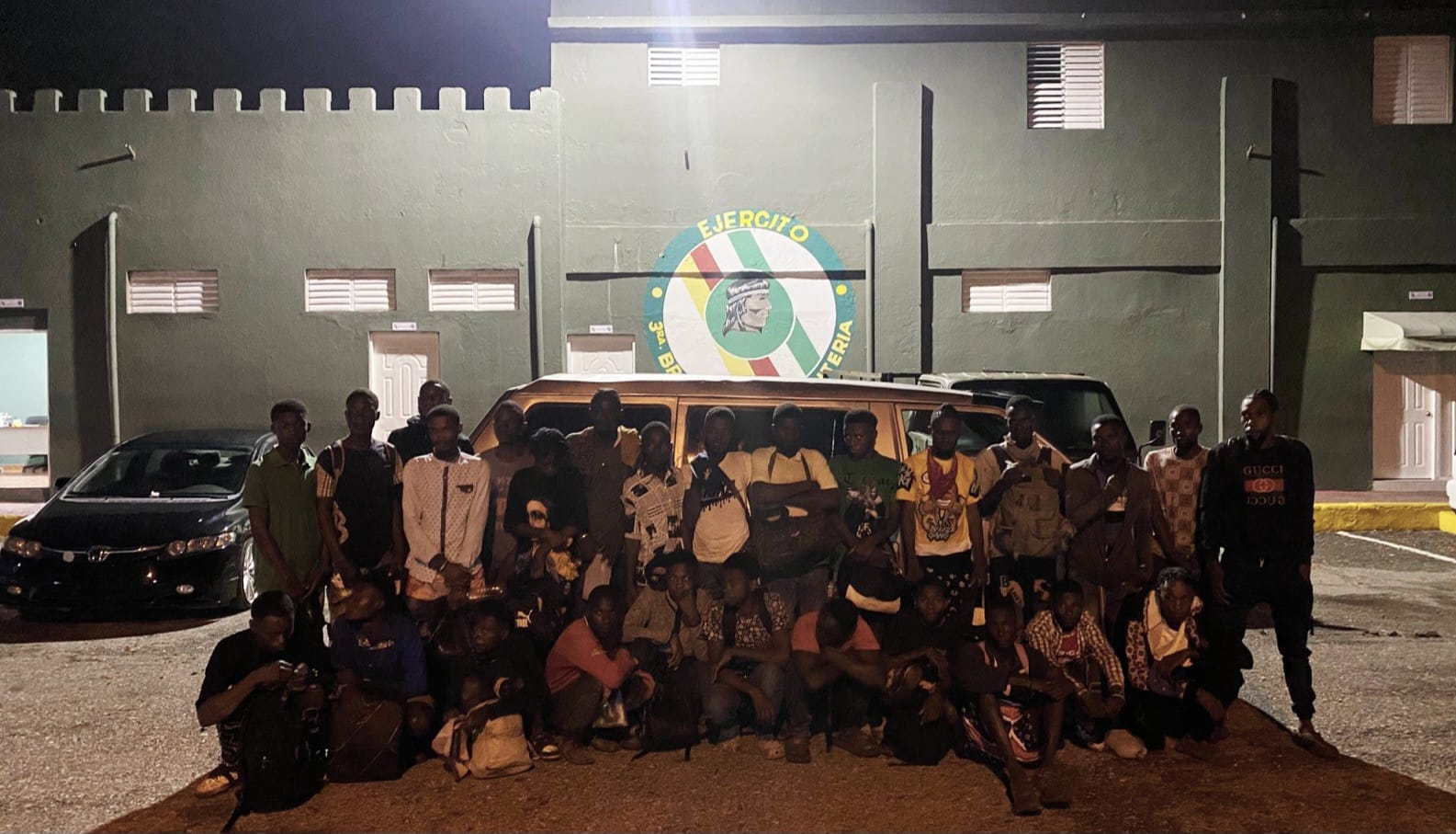Conductor abandona minibús con 27 haitianos indocumentados en San Juan de la Maguana