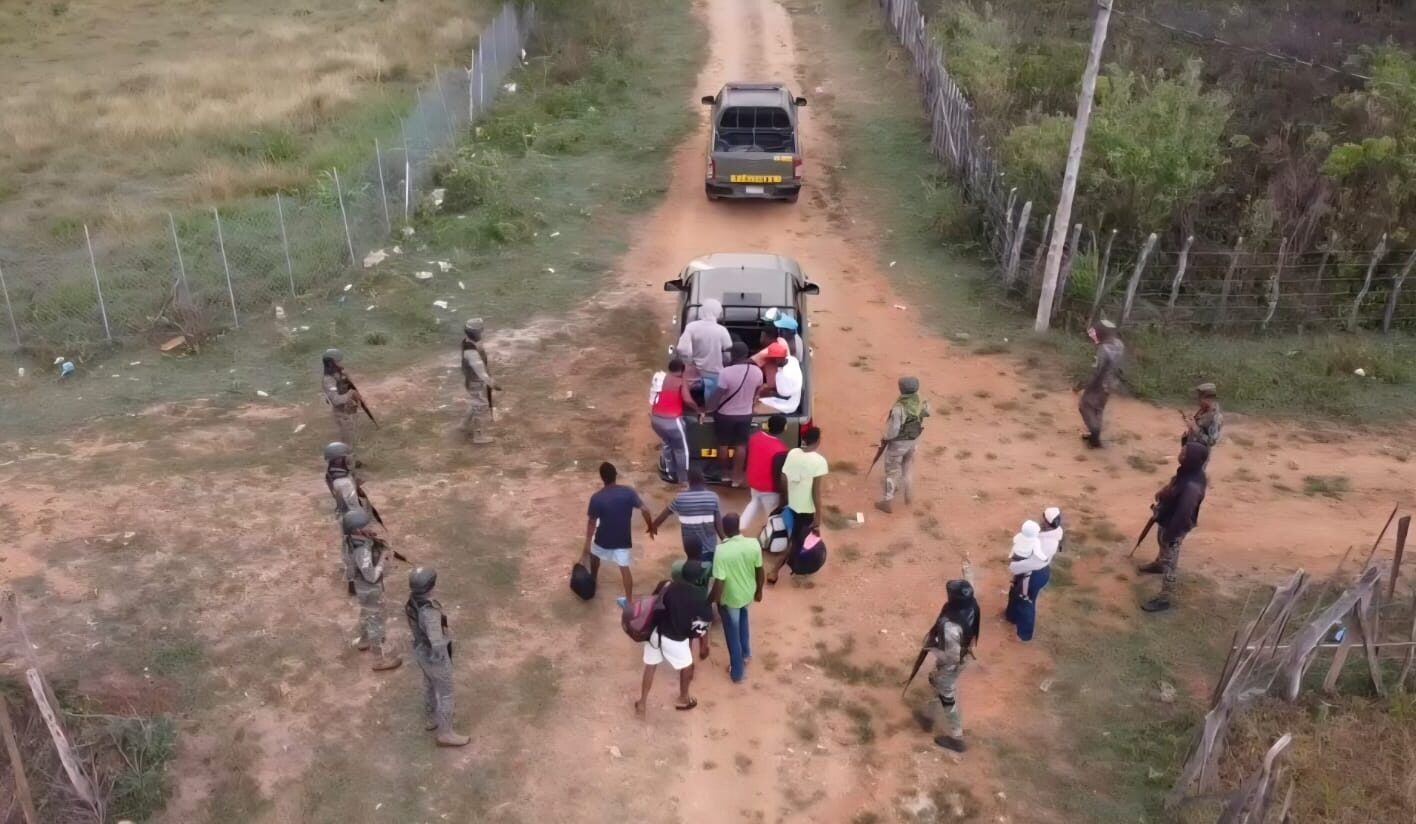 Con unidades de drones Ejército localiza y detiene a 18 haitianos indocumentados en Santiago Rodríguez