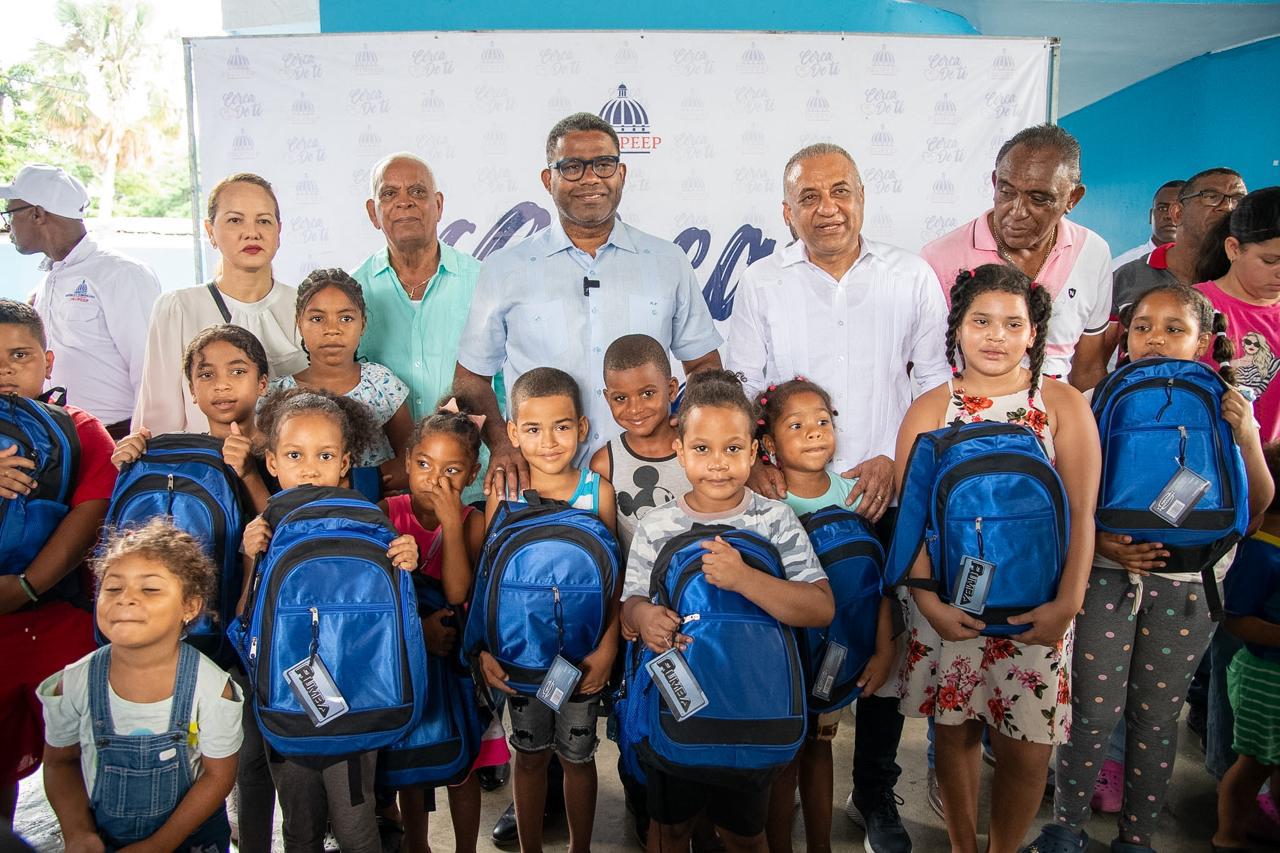 Propeep distribuye útiles escolares para apoyar estudiantes de diferentes zonas vulnerables del país