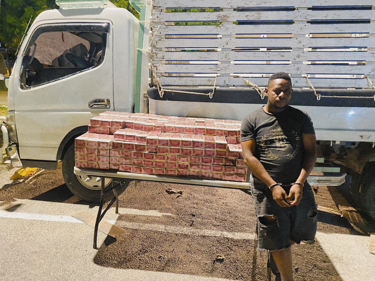 Tras una persecución Ejército incauta contrabando de 50,000 cigarrillos ocultos en el chasis de en un camión