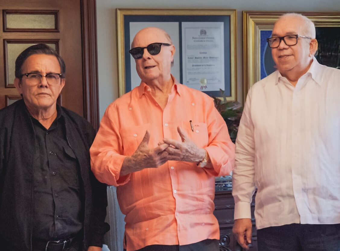 Hipólito Mejía agradece con emoción a la ANPA la dedicatoria del IX Congreso Nacional