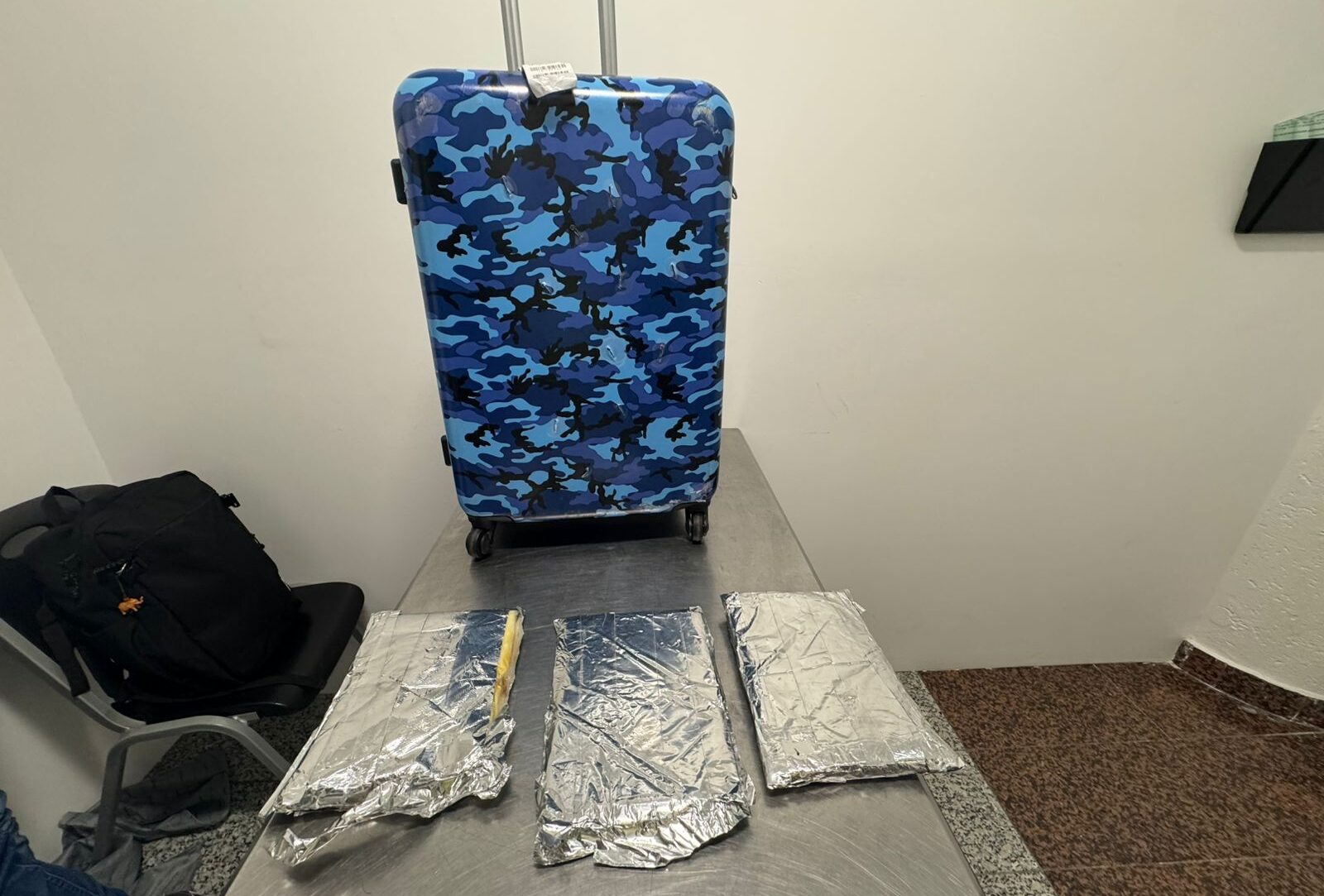 Detienen extranjero con tres láminas de cocaína ocultas en maleta en aeropuerto rumbo a España