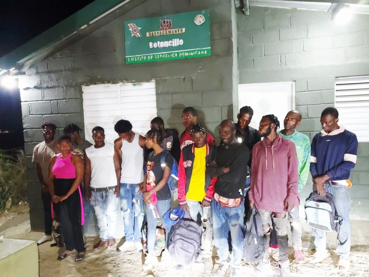 Ejército detiene a 42 haitianos indocumentados que intentaban evadir puestos de vigilancia militar en Montecristi
