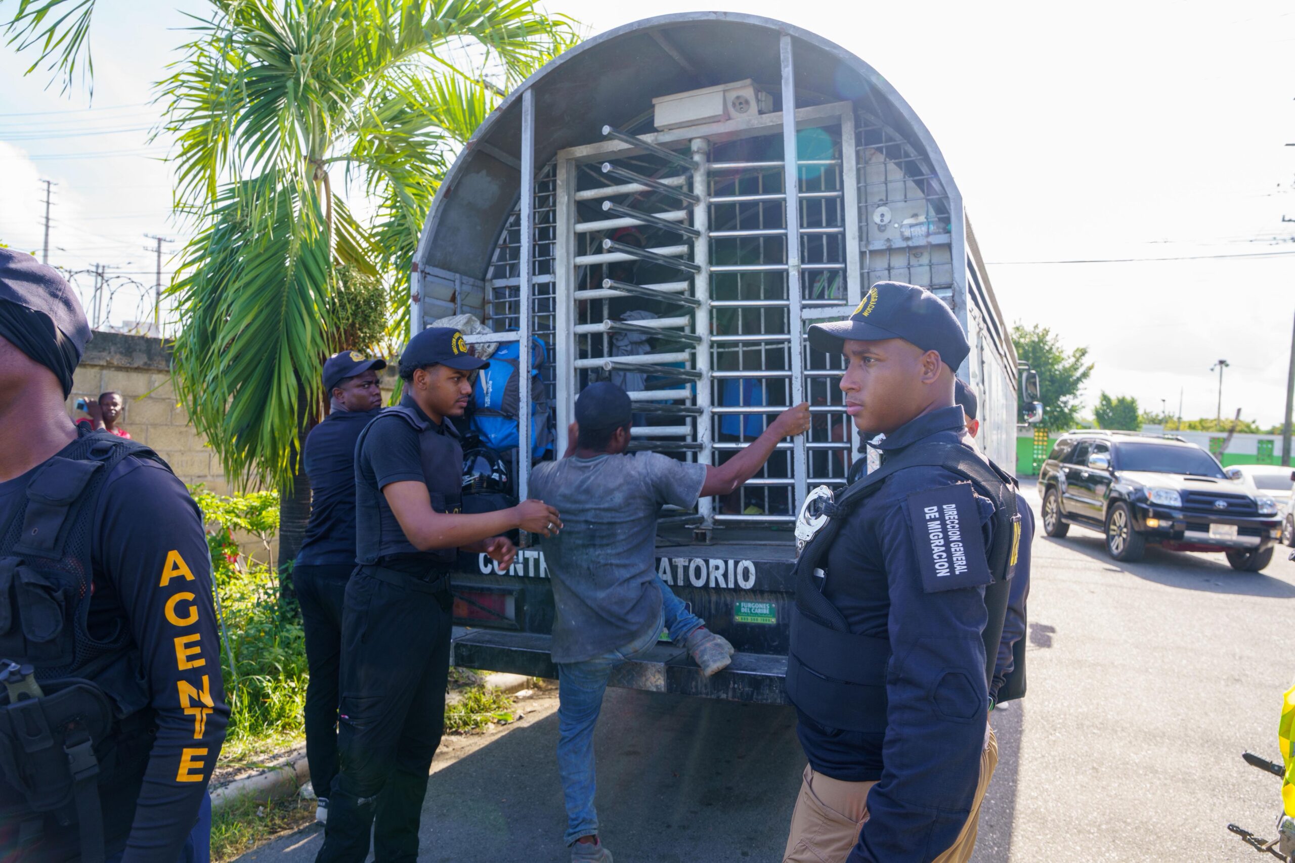 Autoridades migratorias mantienen interdicciones detienen 1,176 indocumentados y deportan 1,493