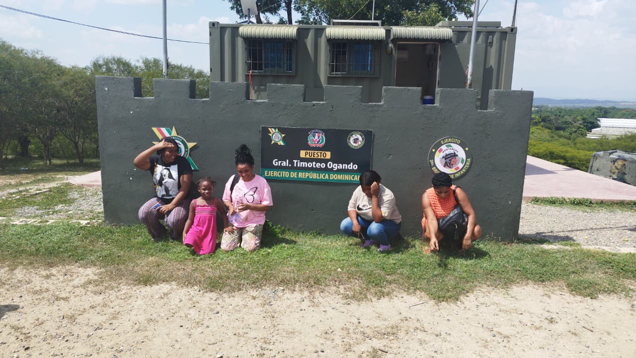 Ejército detiene a indocumentados detectados con drones en una zona boscosa de El Carrizal en Elías Piña