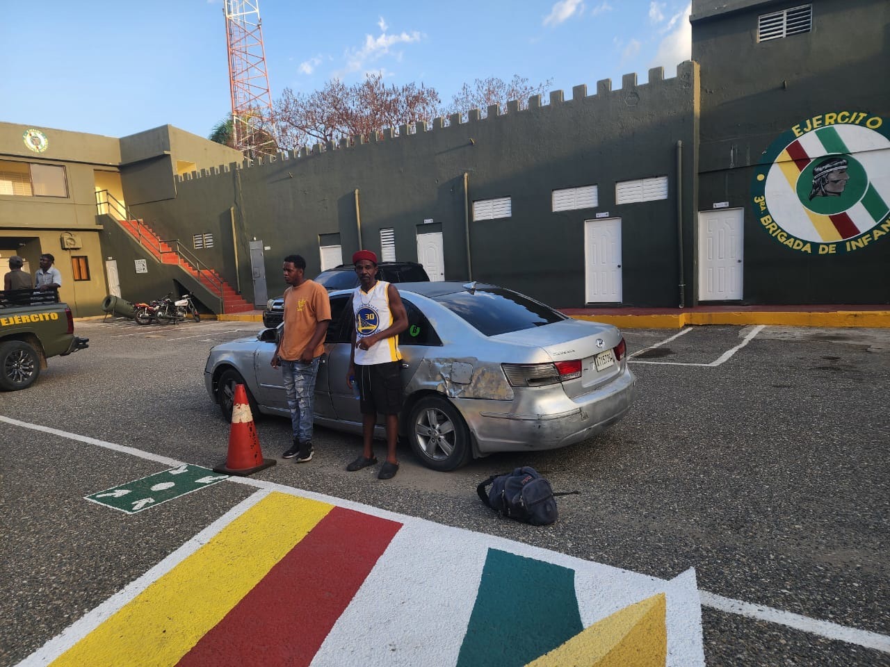 Ejército detiene hombre que llevaba extranjero indocumentado oculto en el baúl de un vehículo