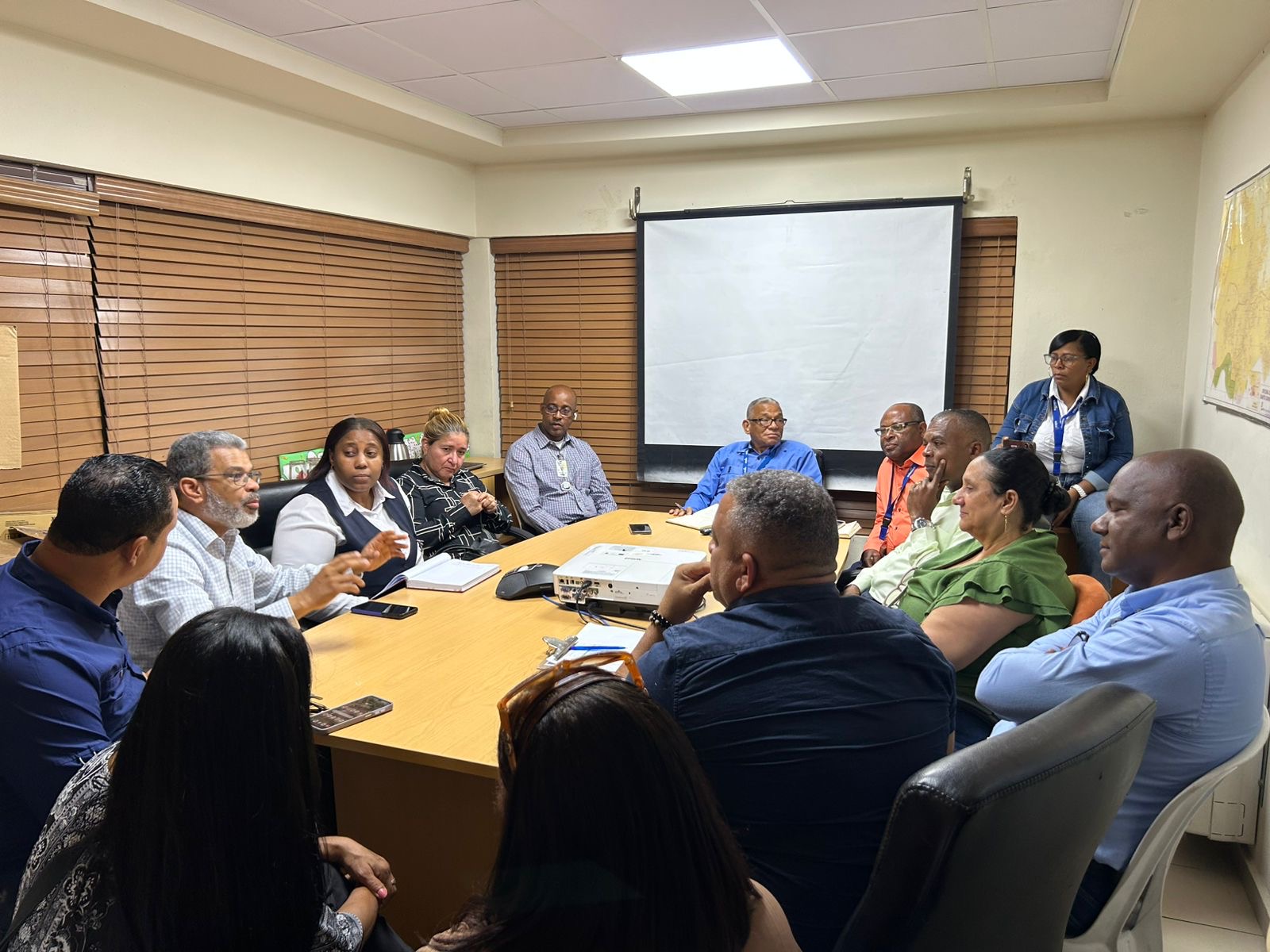 Edeeste sostiene encuentro con presidentes de juntas de vecinos de residenciales de la Av. Jacobo Majluta
