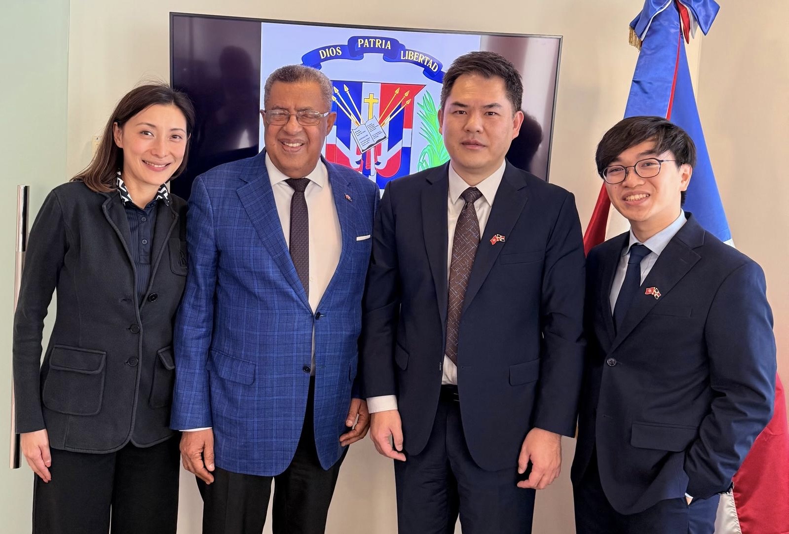 Cónsul dominicano en Hong Kong recibe a altos ejecutivos del Aeropuerto Internacional HKIA