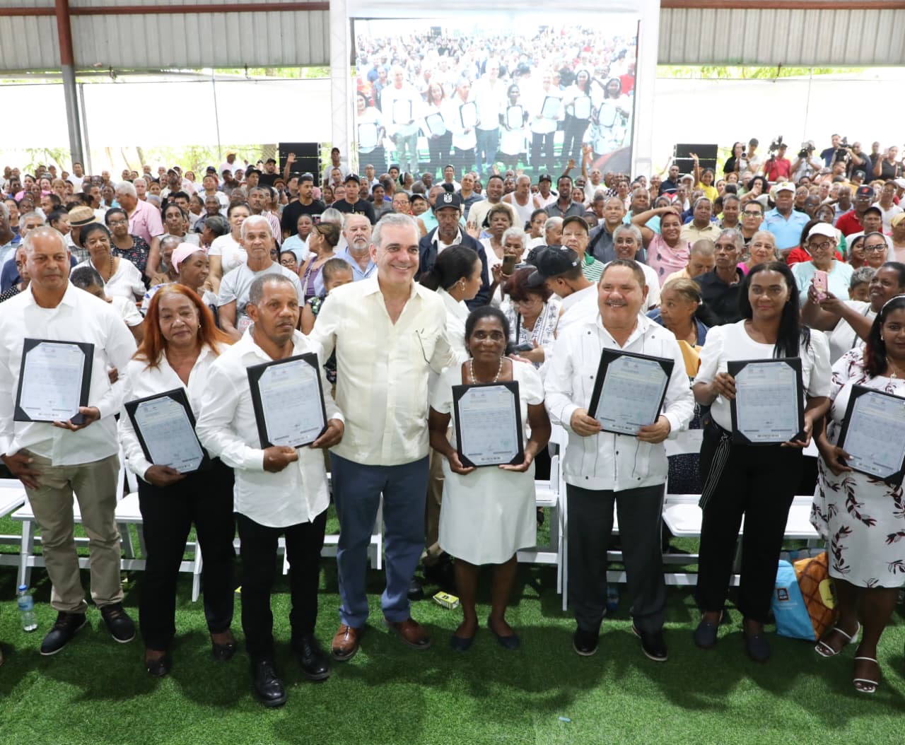 Presidente Abinader entrega 1,910 títulos de propiedad, de un total de 3,314 que beneficiará a más de 10,000 personas en Los Guaricanos