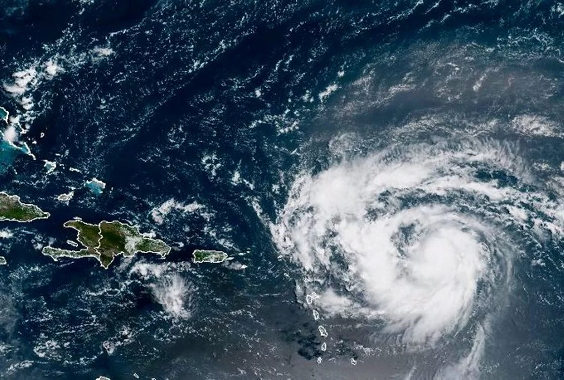 Bandas nubosas del huracán Erin provocan lluvias, tronadas y ráfagas de viento en el país