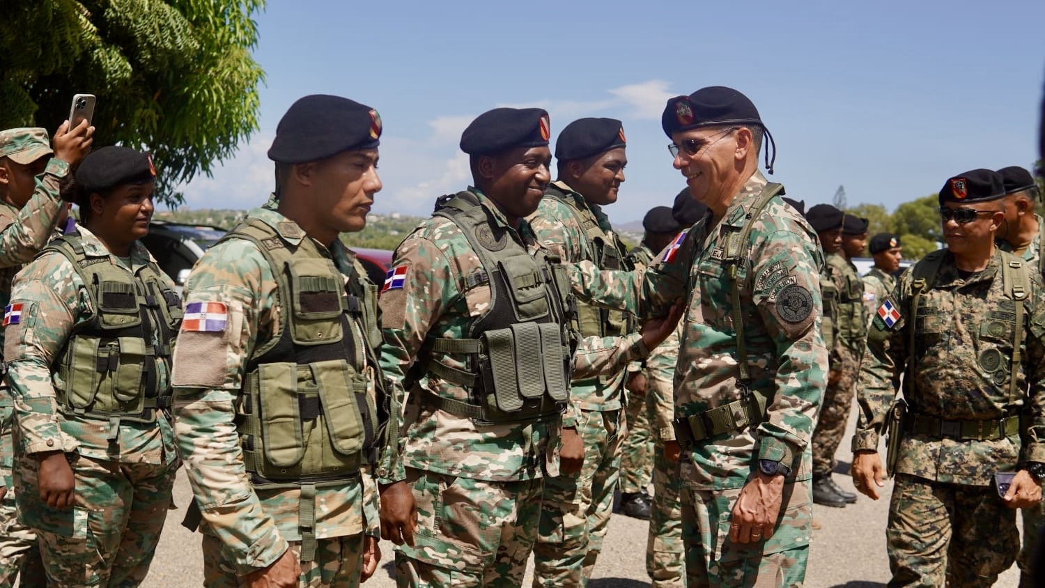 Comandante del Ejército recorre provincias de la línea noroeste; garantiza seguridad en la zona
