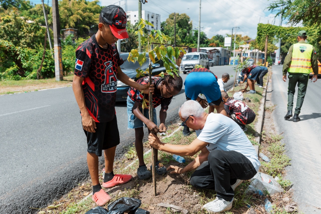Alcaldía del DN y Fundación Renacer plantan 150 árboles en avenida Paseo de los Reyes Católicos