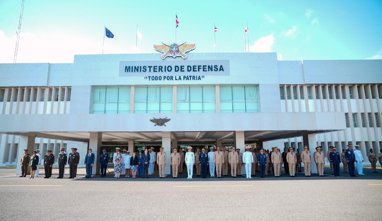 Ministerio de Defensa conmemora Independencia de Centroamérica y, como parte de la CFAC, condecora a 44 militares dominicanos