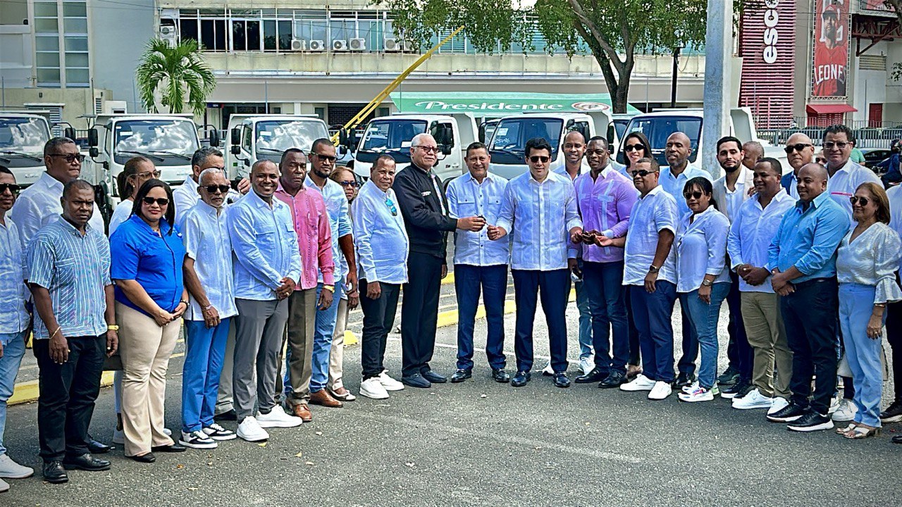 Collado inicia programa de sostenibilidad y entrega 38 camiones volteos a municipios y distrito municipales con vocación turística