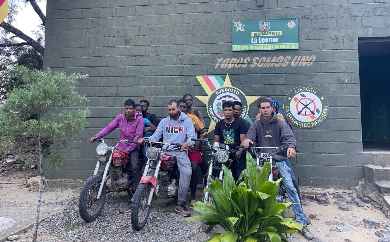 Cuatro dominicanos detenidos por transportar haitianos indocumentados en motocicletas en Santiago Rodríguez