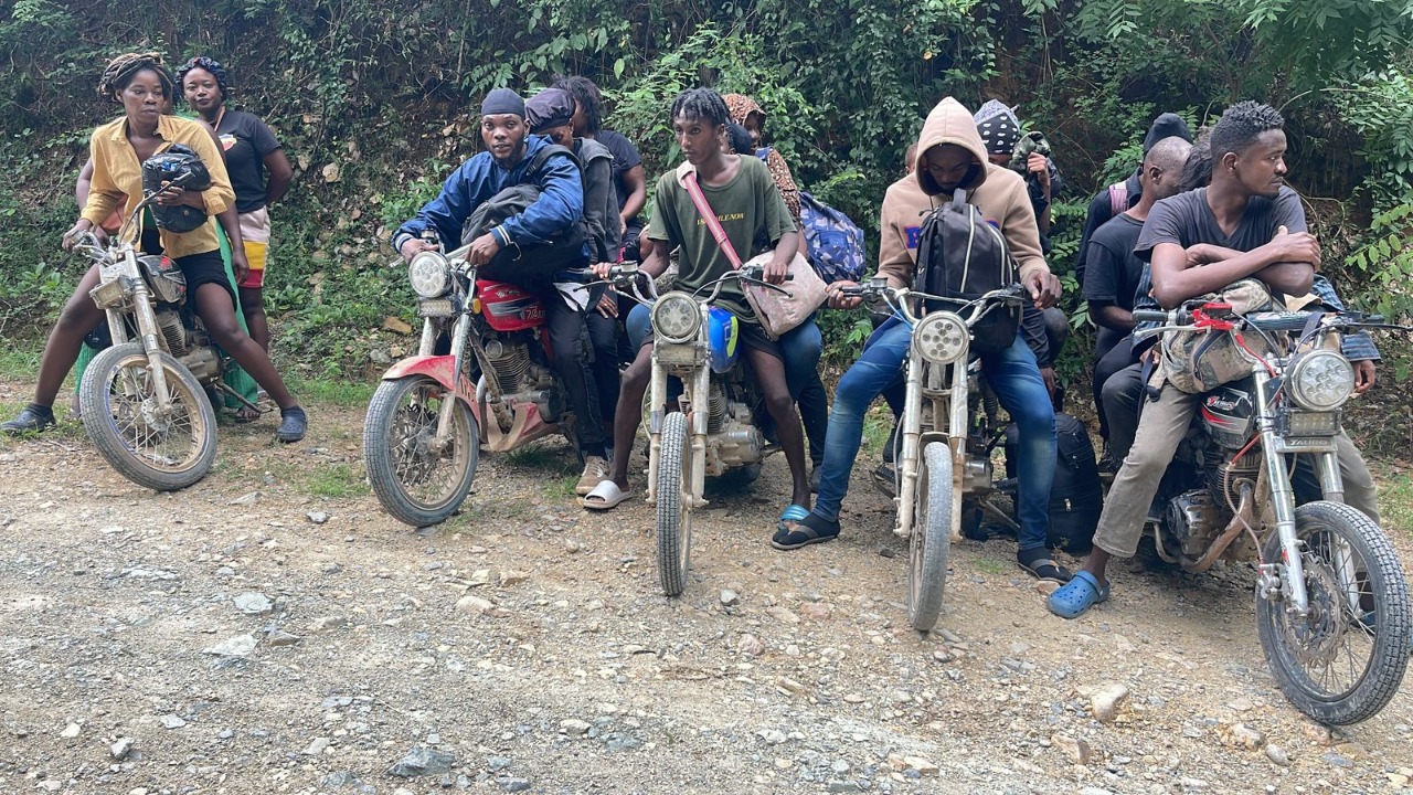 Ejército detiene cinco motociclistas que transportaban a 18 haitianos indocumentados en Dajabón