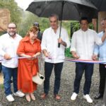 Presidente Abinader y ministro Collado inauguran carretera de acceso a salto de Aguas Blancas en Constanza