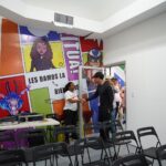 Roberto Ángel Salcedo supervisa los detalles finales del montaje de la XXVII Feria Internacional del Libro