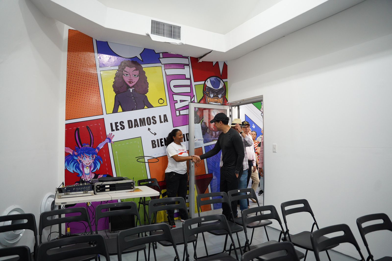 Roberto Ángel Salcedo supervisa los detalles finales del montaje de la XXVII Feria Internacional del Libro