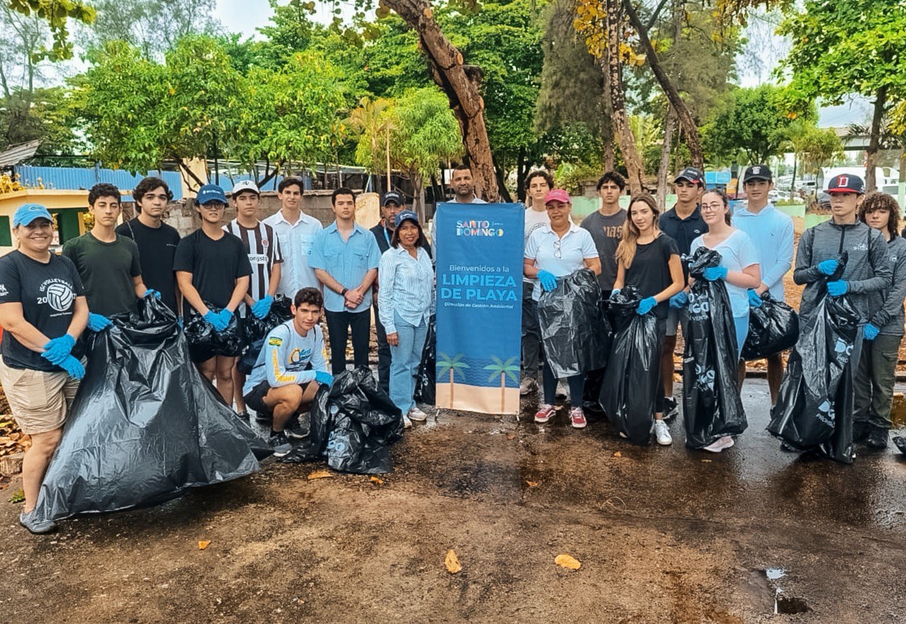 Alcaldía del DN y aliados limpian Playa Manresa con retiro de siete toneladas de desechos