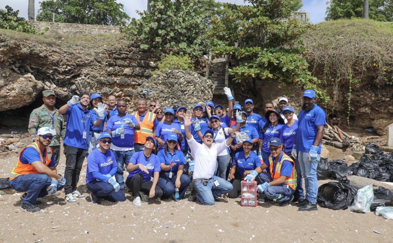 Colaboradores de Edeeste se unieron a la jornada del Día Mundial de Limpieza de Playas