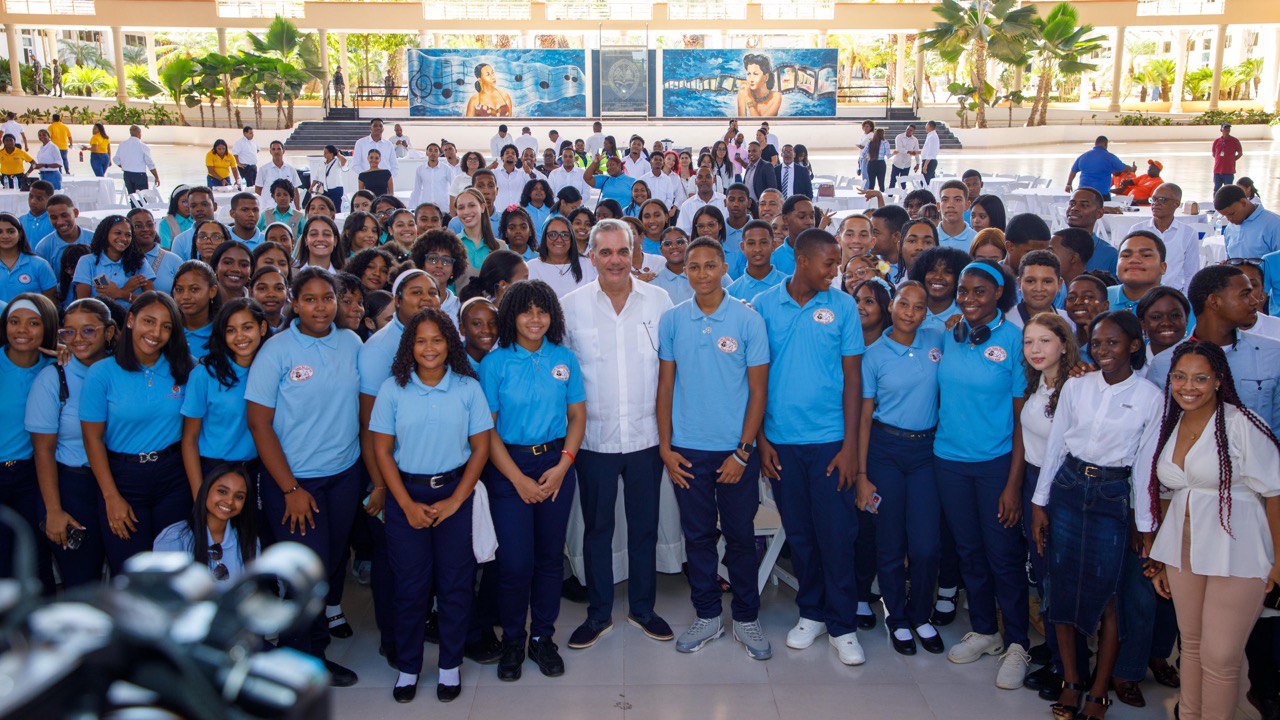 Presidente Abinader inaugura moderno centro educativo en Enriquillo que beneficiará a más 560 estudiantes; también sostiene encuentro con más de 300 jóvenes en Barahona