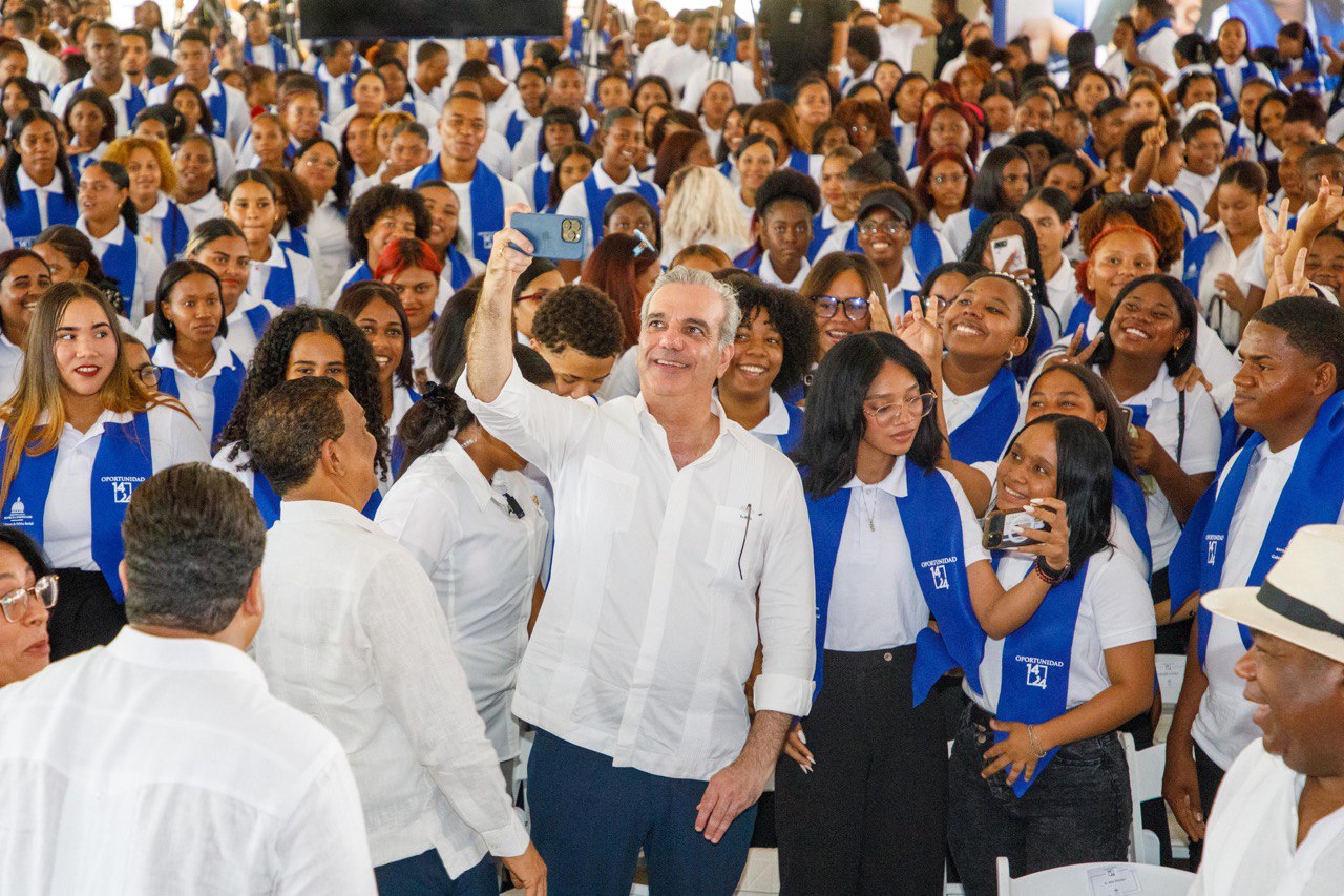 Presidente Abinader encabeza graduación de más de mil jóvenes del programa Oportunidad 14-24 en región Sur e inaugura destacamento policial
