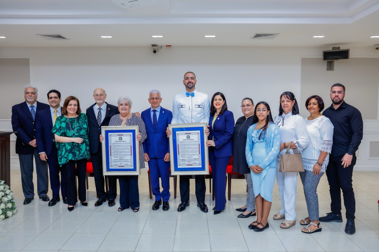 Senado reconoce al doctor Richard Oliver Bidó y a la maestra de música Farida Diná